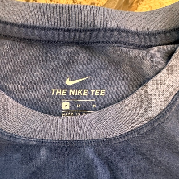 Nike top - Picture 2 of 2